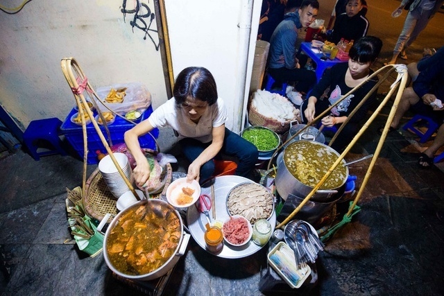 Three great start-ups earn hundreds of dollar in Vietnam The Pho stall that opens at 3 am every morning (Photo: Dan Tri)
