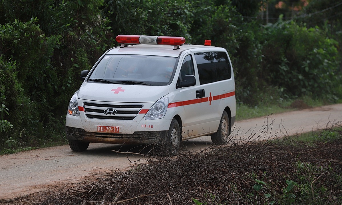 Bodies of 13 rescue team members buried in landslide rubble retrieved An ambulance arriving at the scene (Photo: VNE)