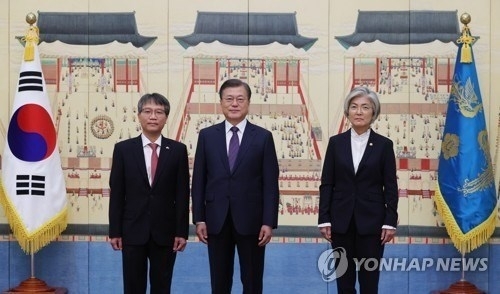 undefined Vietnamese Ambassador to the ROK Nguyen Vu Tung (L) poses with ROK President Moon Jae-in. (Photo: Yonhap News)