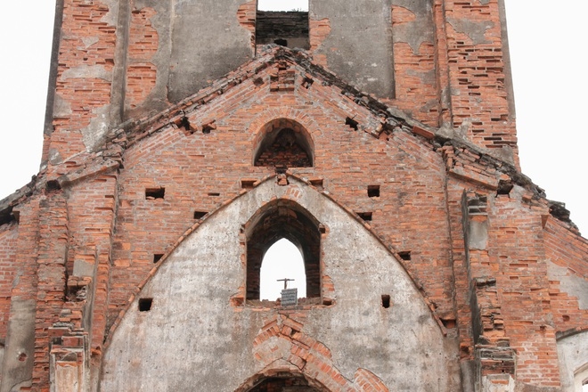 Unspoiled beauty in coastal 'Fallen church', northen Vietnam Unspoiled beauty in coastal 'Fallen church', northen Vietnam