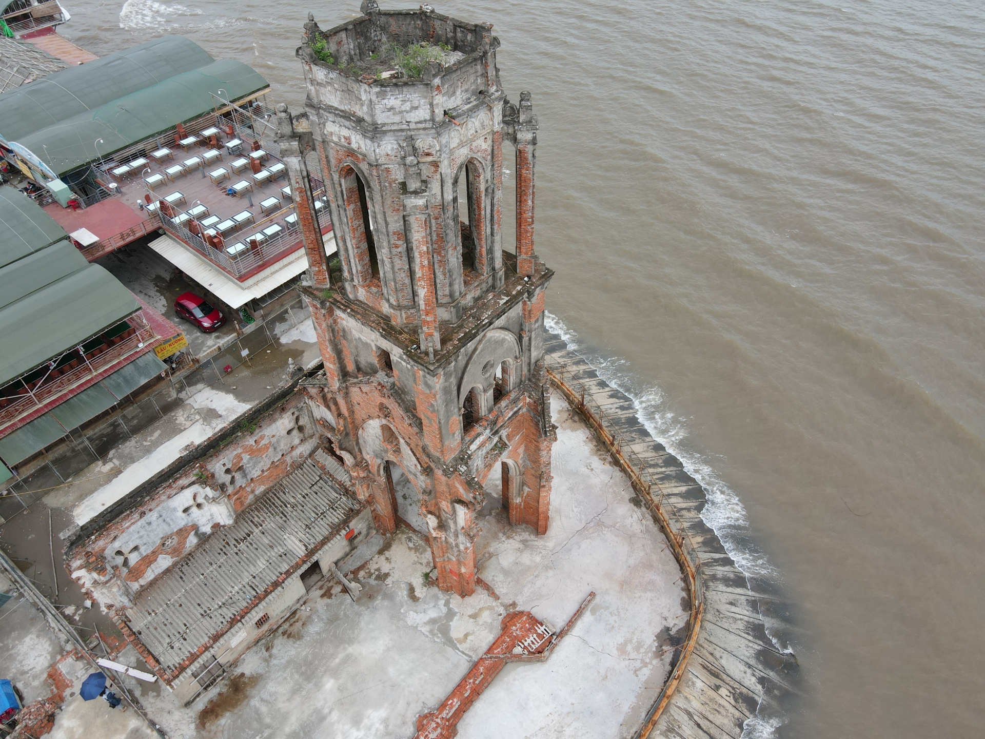 Unspoiled beauty in coastal 'Fallen church', northen Vietnam Unspoiled beauty in coastal 'Fallen church', northen Vietnam