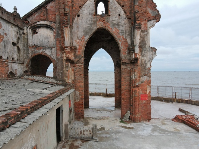 Unspoiled beauty in coastal 'Fallen church', northen Vietnam Unspoiled beauty in coastal 'Fallen church', northen Vietnam