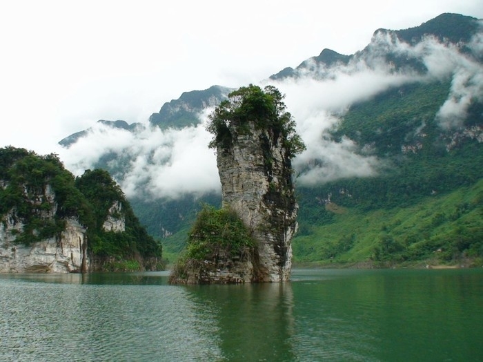 Na Hang lake, spectacular inland Ha Long Bay for a peace of mind Na Hang lake, spectacular inland Ha Long Bay for a peace of mind