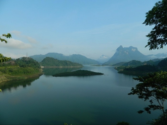 Na Hang lake, spectacular inland Ha Long Bay for a peace of mind Na Hang lake, spectacular inland Ha Long Bay for a peace of mind