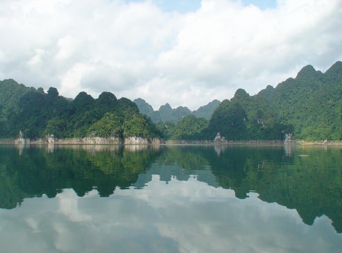 Na Hang lake, spectacular inland Ha Long Bay for a peace of mind Na Hang lake, spectacular inland Ha Long Bay for a peace of mind