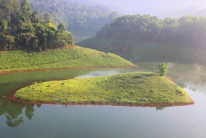 Na Hang lake, spectacular inland Ha Long Bay for a peace of mind Na Hang lake, spectacular inland Ha Long Bay for a peace of mind