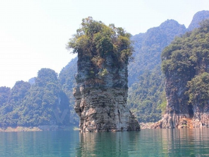 Na Hang lake, spectacular inland Ha Long Bay for a peace of mind Na Hang lake, spectacular inland Ha Long Bay for a peace of mind