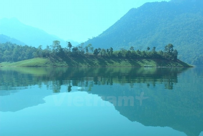 Na Hang lake, spectacular inland Ha Long Bay for a peace of mind Na Hang lake, spectacular inland Ha Long Bay for a peace of mind