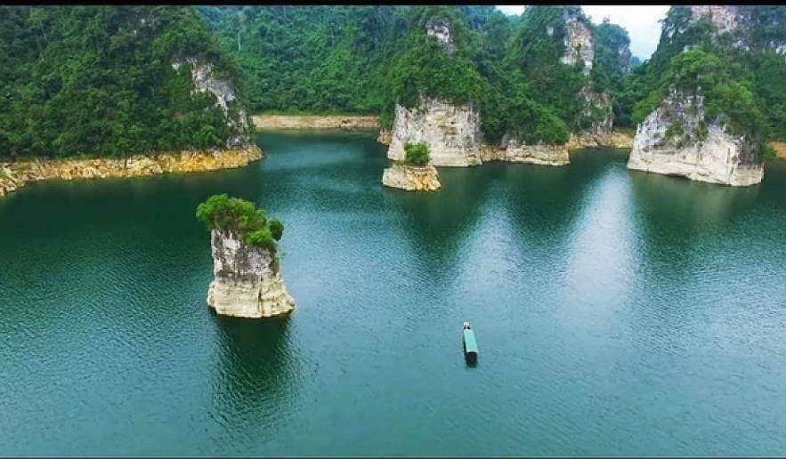 Na Hang lake, spectacular inland Ha Long Bay for a peace of mind Na Hang lake, spectacular inland Ha Long Bay for a peace of mind