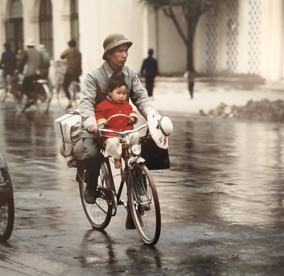 True-to-life photos of Hanoi half a century ago A father carrying his daughter on a bicycle (Photo courtesy of Thomas Billhardt/ via Zing News)