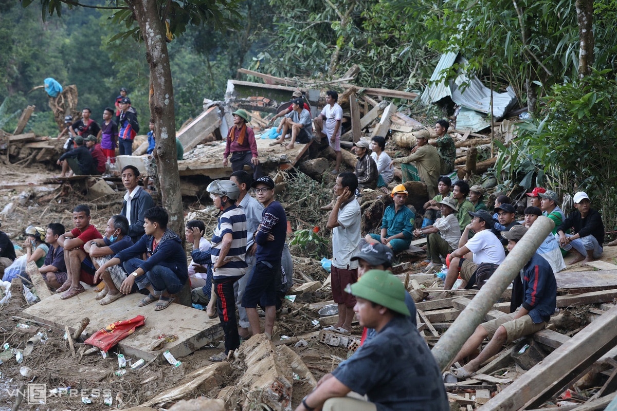 Flood in Central Vietnam: UN’s Secretary-General sent telegram to Vietnam People searching for landslide-buried locals (Photo: VNE)