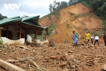 flood in central vietnam rok ambassador sends us 300000 to vietnam