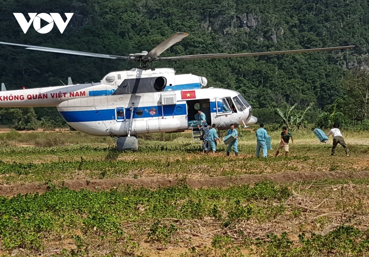 Air transport is considered the quickest and most effective way to deliver supplies to thousands of people in distress in the two communes cut off by floodwaters and landslides. (Photo: VOV) 