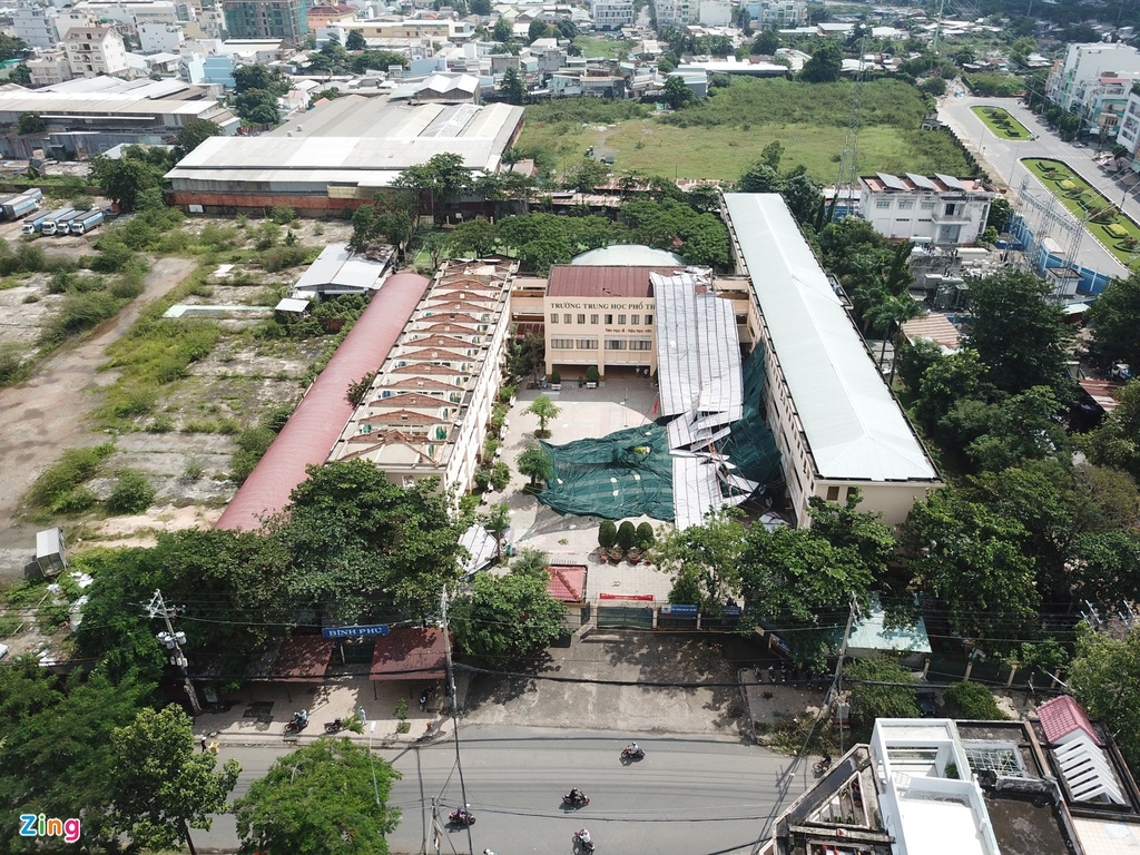 Flood in Central Vietnam: HCMC's school roof blown off due to eavy storm Flood in Central Vietnam: HCMC's school roof blown off due to eavy storm