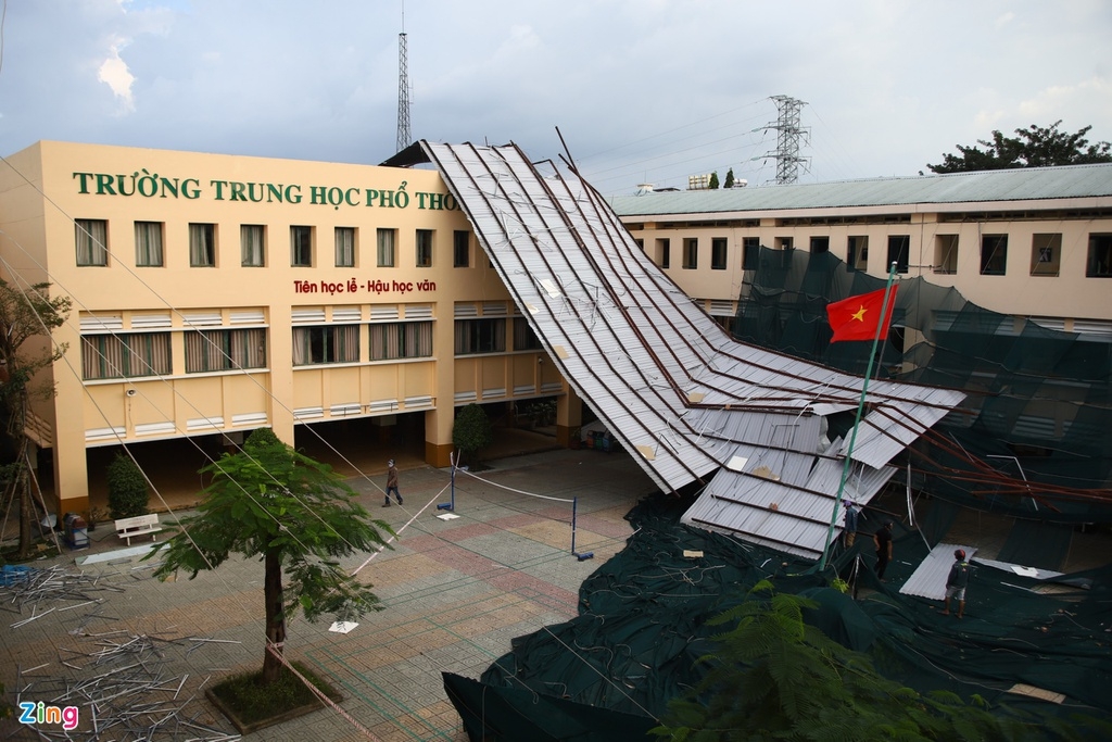 Flood in Central Vietnam: HCMC's school roof blown off due to eavy storm Flood in Central Vietnam: HCMC's school roof blown off due to eavy storm
