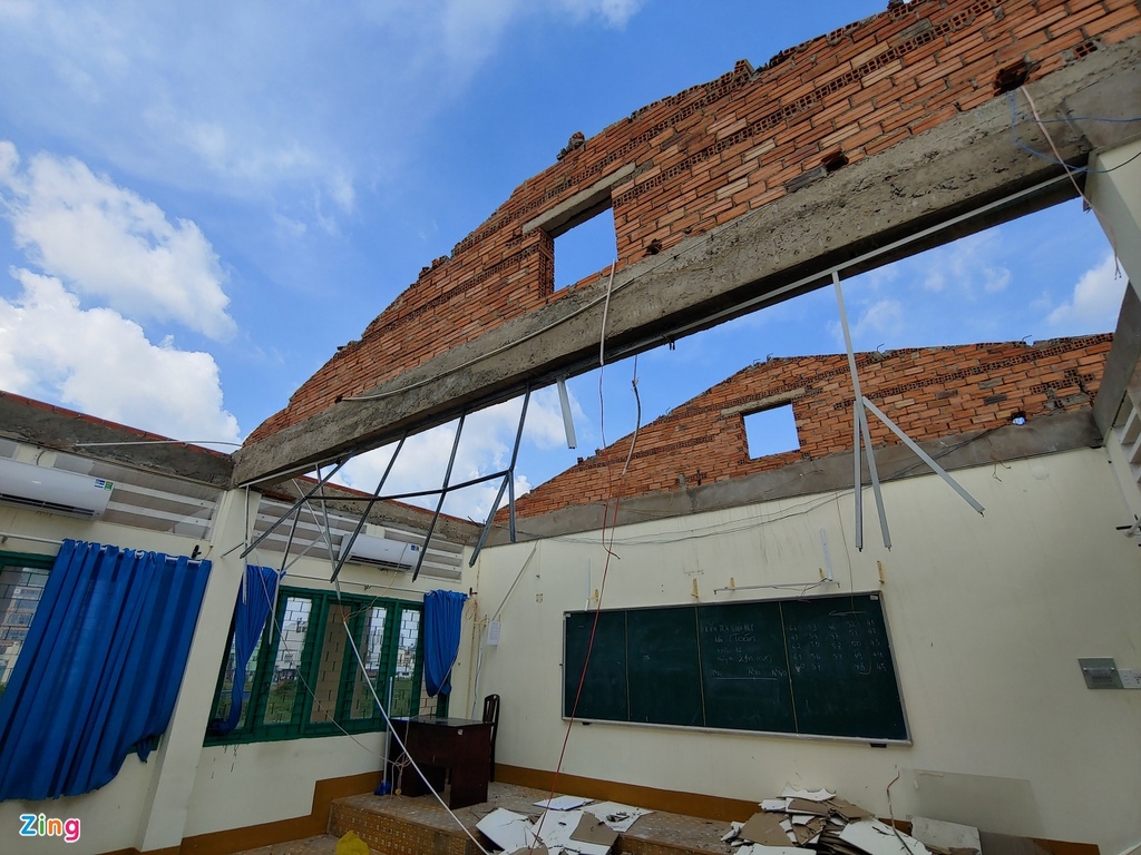 Flood in Central Vietnam: HCMC's school roof blown off due to eavy storm Flood in Central Vietnam: HCMC's school roof blown off due to eavy storm