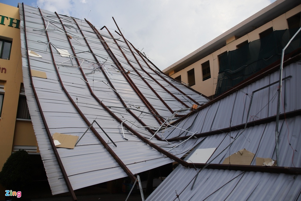 Flood in Central Vietnam: HCMC's school roof blown off due to eavy storm Flood in Central Vietnam: HCMC's school roof blown off due to eavy storm