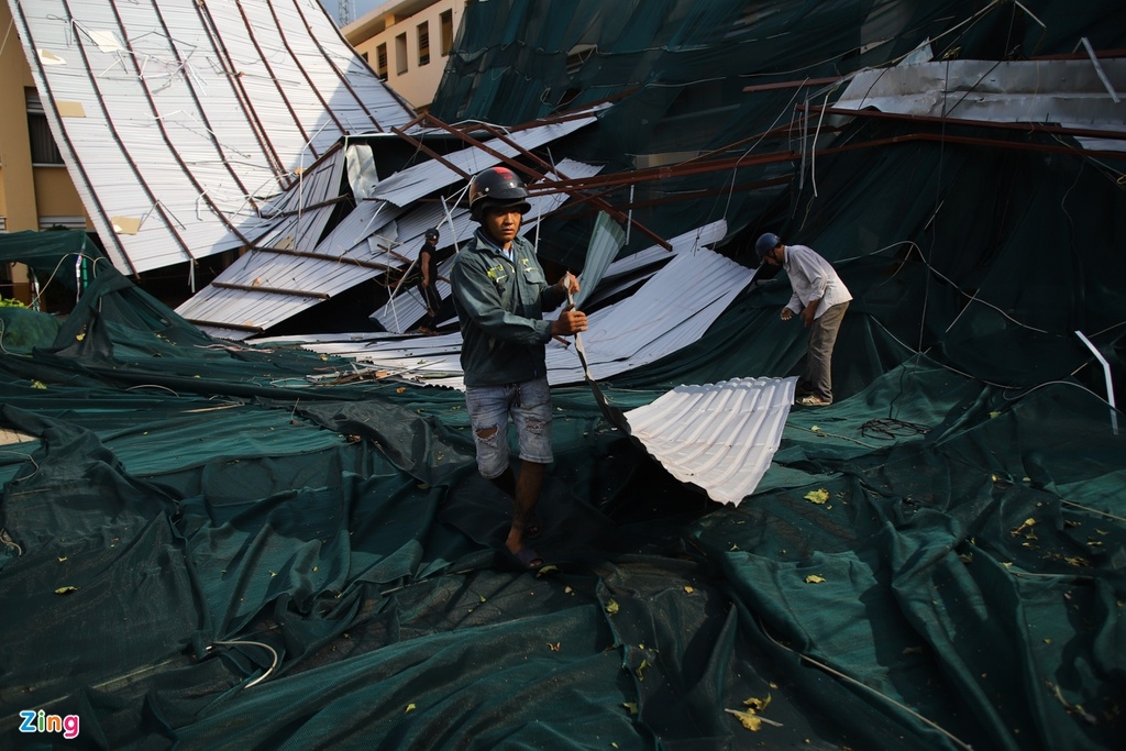 Flood in Central Vietnam: HCMC's school blown off roof in heavy storm Flood in Central Vietnam: HCMC's school roof blown off due to eavy storm