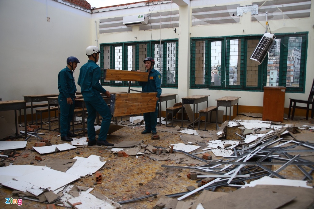 Flood in Central Vietnam: HCMC's school blown off roof in heavy storm Flood in Central Vietnam: HCMC's school roof blown off due to eavy storm