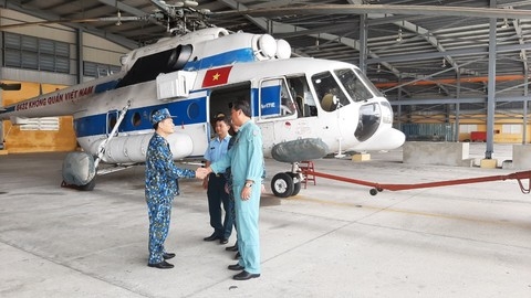 Video: Helicopter carries daily neccesities to isolated citizens in flood-stricken areas a