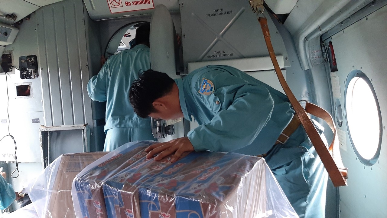 Video: Helicopter carries daily neccesities to isolated citizens in flood-stricken areas a