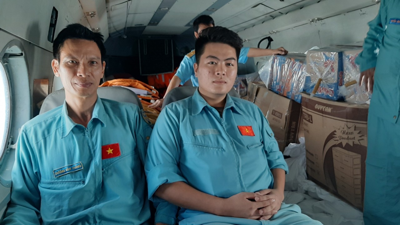 Video: Helicopter carries daily neccesities to isolated citizens in flood-stricken areas a