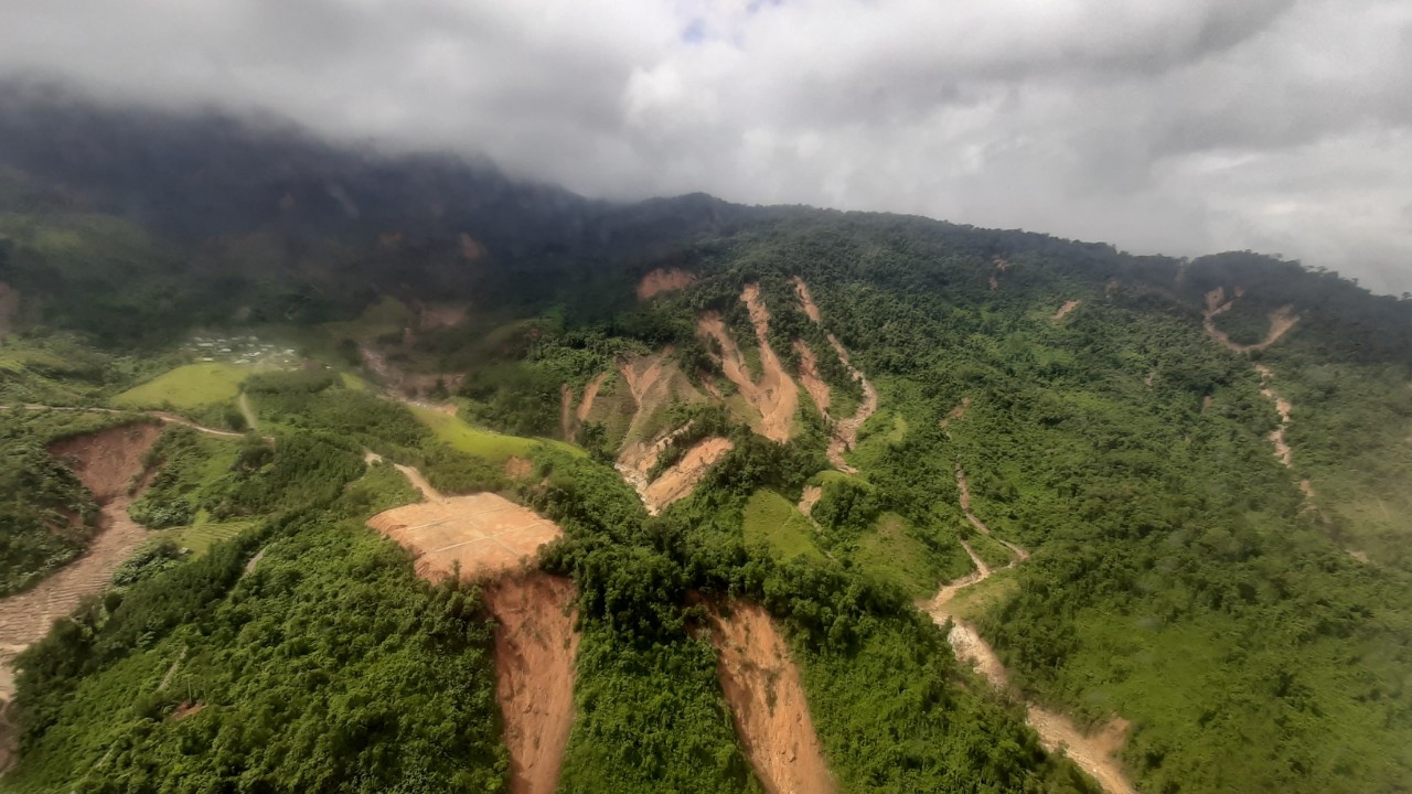 Video: Helicopter carries daily neccesities to isolated citizens in flood-stricken areas a