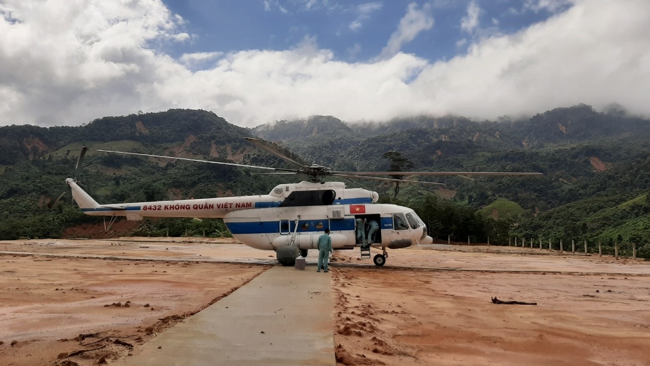 Video: Helicopter carries daily neccesities to isolated citizens in flood-stricken areas a