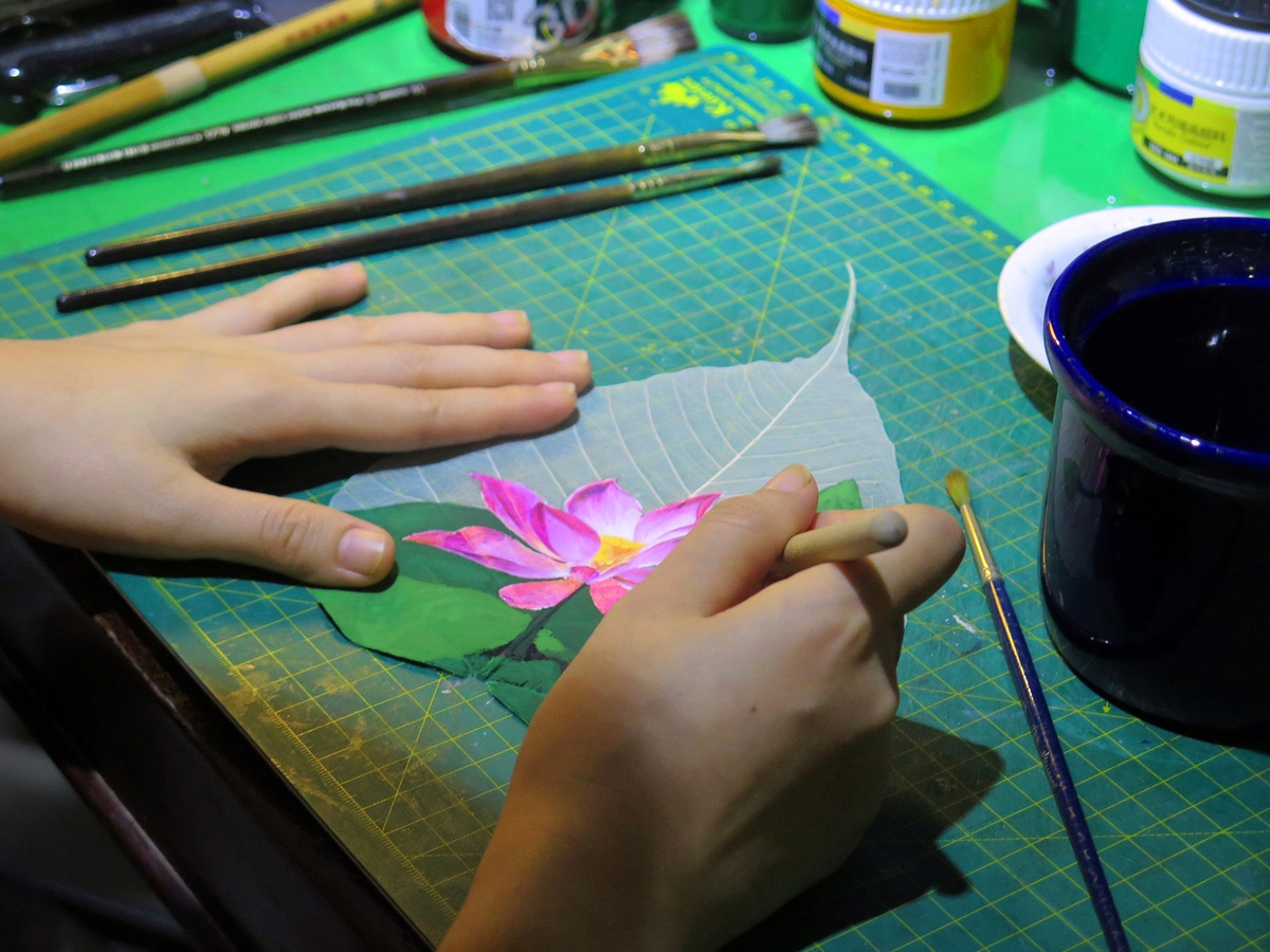 Vietnamese artist breathes new soul for bodhi leaves Vietnamese artist breathes new soul for bodhi leaves