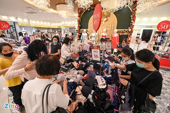 Black Friday: crowded stores in Vietnam vs deserted shopping streets around the world Black Friday: Crowded stores in Vietnam in contrast to deserted shopping streets around the world