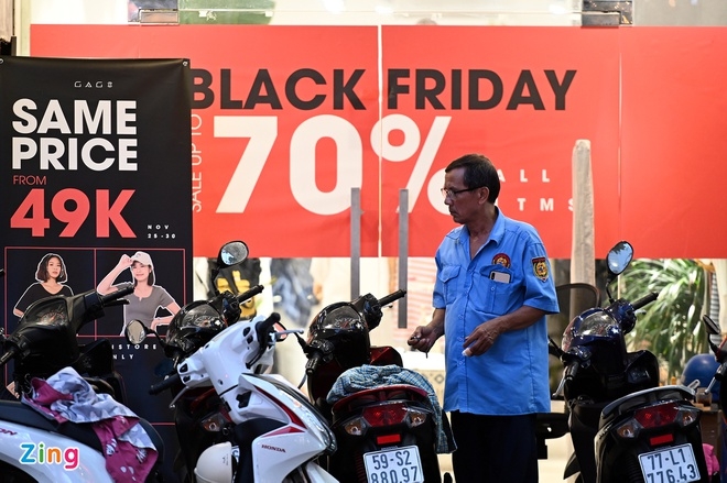 Black Friday: crowded stores in Vietnam vs deserted shopping streets around the world Black Friday: Crowded stores in Vietnam in contrast to deserted shopping streets around the world
