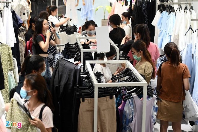 Black Friday: crowded stores in Vietnam vs deserted shopping streets around the world One clothing store in Hanoi is packed with young women looking for suitable clothes (Photo: Zing)