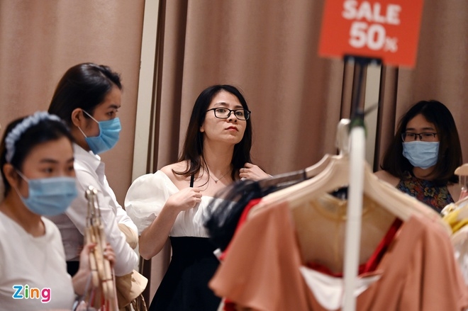 Black Friday: crowded stores in Vietnam vs deserted shopping streets around the world Black Friday: Crowded stores in Vietnam in contrast to deserted shopping streets around the world
