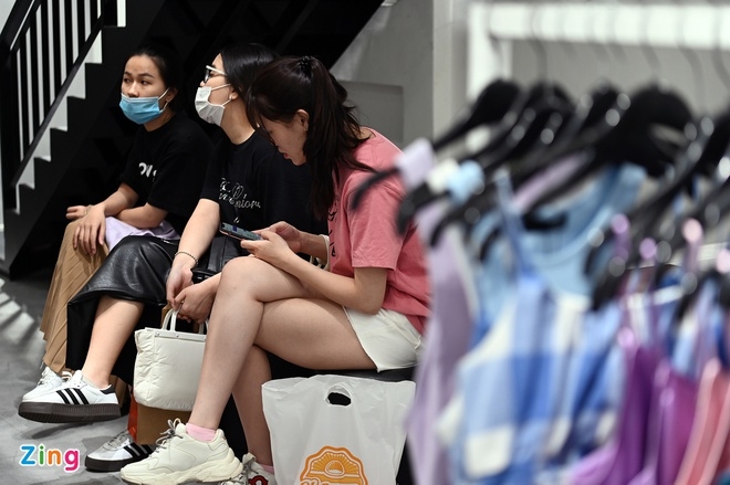 Black Friday: crowded stores in Vietnam vs deserted shopping streets around the world Black Friday: Crowded stores in Vietnam in contrast to deserted shopping streets around the world