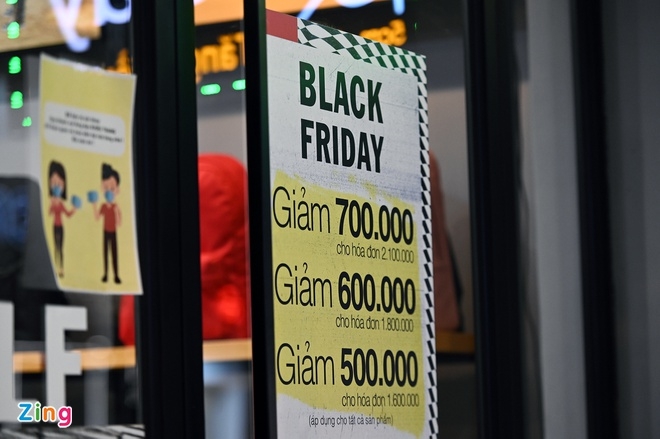 Black Friday: crowded stores in Vietnam vs deserted shopping streets around the world One fashion store offers steep discount (Photo: Zing)