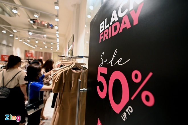 Black Friday: crowded stores in Vietnam vs deserted shopping streets around the world Black Friday: Crowded stores in Vietnam in contrast to deserted shopping streets around the world