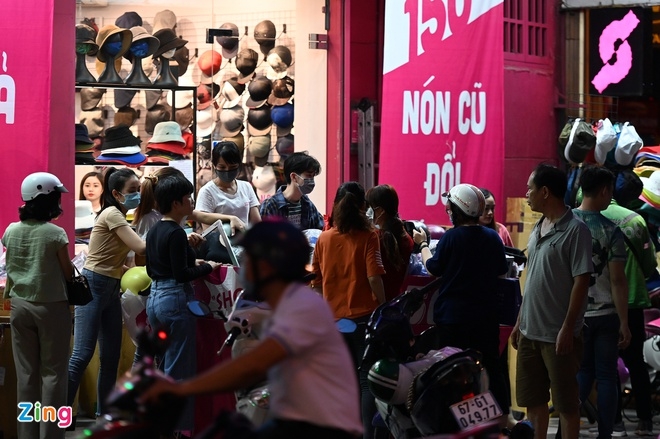 Black Friday: crowded stores in Vietnam vs deserted shopping streets around the world Black Friday: Crowded stores in Vietnam in contrast to deserted shopping streets around the world