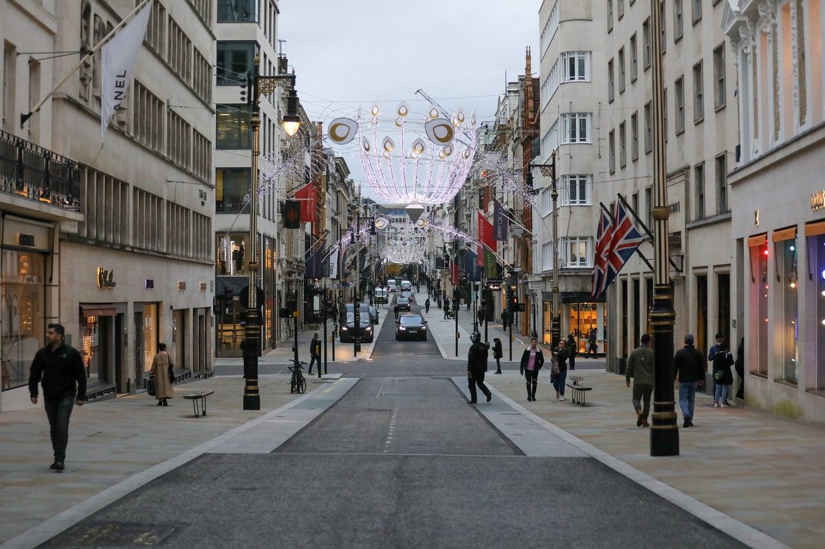 Black Friday: crowded stores in Vietnam vs deserted shopping streets around the world Black Friday: Crowded stores in Vietnam in contrast to deserted shopping streets around the world
