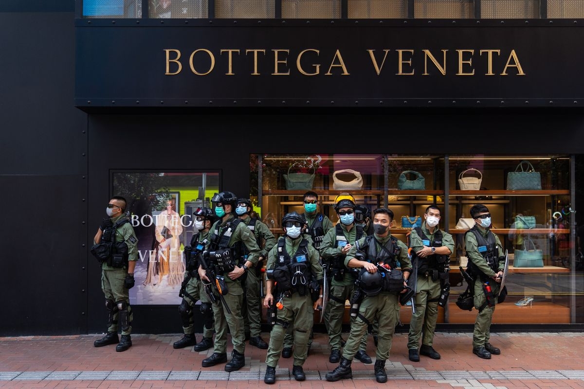 Black Friday: crowded stores in Vietnam vs deserted shopping streets around the world Black Friday: Crowded stores in Vietnam in contrast to deserted shopping streets around the world