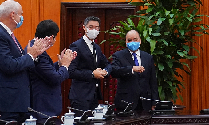 undefined Prime Minister Nguyen Xuan Phuc meets with the foreign business delegation led by Philipp Rosler, November 25, 2020 (Photo: VGP)