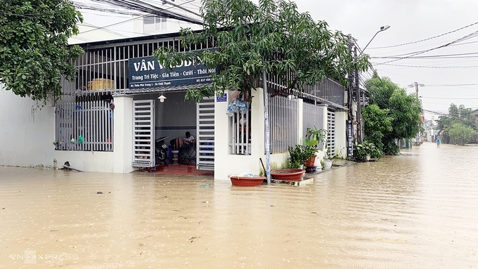 1,500 residents in Nha Trang evacuate over flooding fear 1,500 residents in Nha Trang evacuate over flooding fear