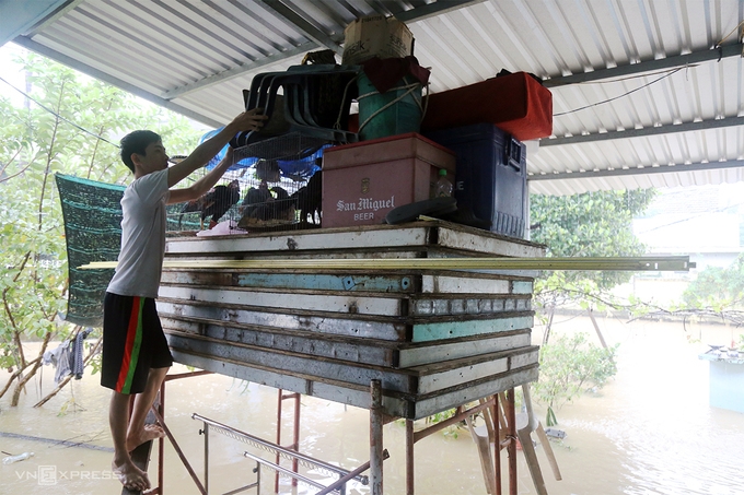 1,500 residents in Nha Trang evacuate over flooding fear A local loading up his property as floodwater raises high (Photo: VNE)