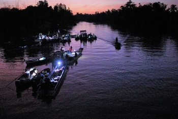 video vibrant dawn at phong dien floating market