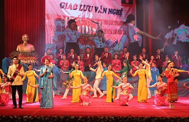 Vietnamese leaders extend congratulations to Laos on 4th National Day A singing and dancing performance at the ceremony (Photo: VNA)