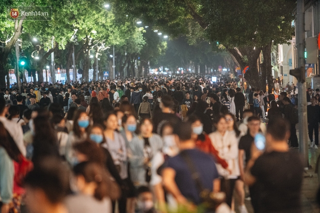 Hanoi, HCMC to halt unnecessary crowded activities over COVID-19 concerns Hanoi, HCMC to halt unnecessary crowded activities over COVID-19 concerns