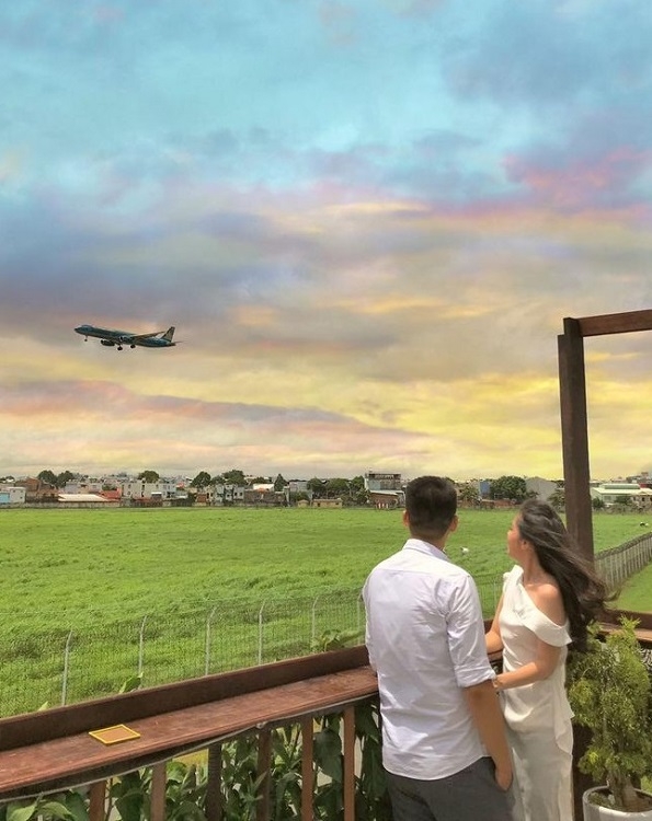 Cafe shops offer guest perfect view to spot airplanes on and off Tan Son Nhat airport Cafe shops offer guest perfect view to spot airplanes on and off Tan Son Nhat airport
