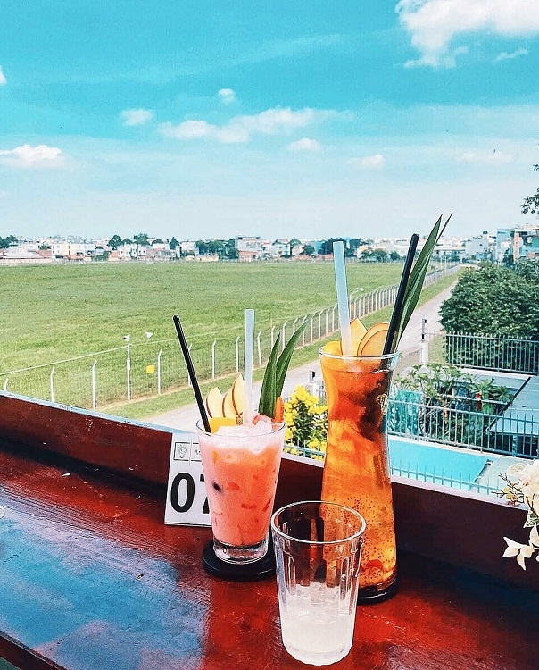 Cafe shops offer guest perfect view to spot airplanes on and off Tan Son Nhat airport Cafe shops offer guest perfect view to spot airplanes on and off Tan Son Nhat airport