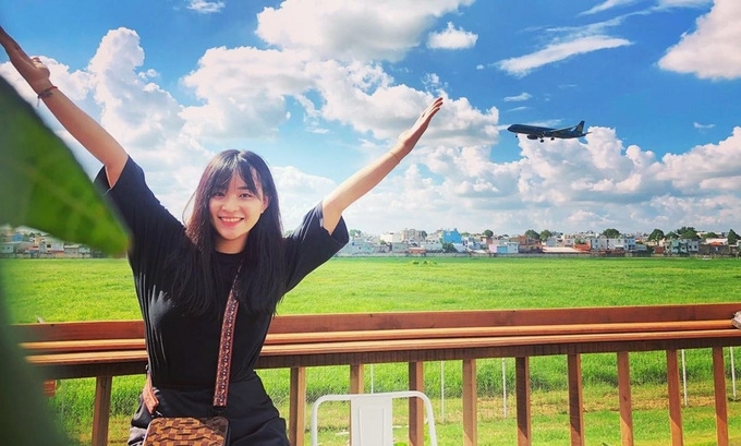 Cafe shops offer guest perfect view to spot airplanes on and off Tan Son Nhat airport Cafe shops offer guest perfect view to spot airplanes on and off Tan Son Nhat airport