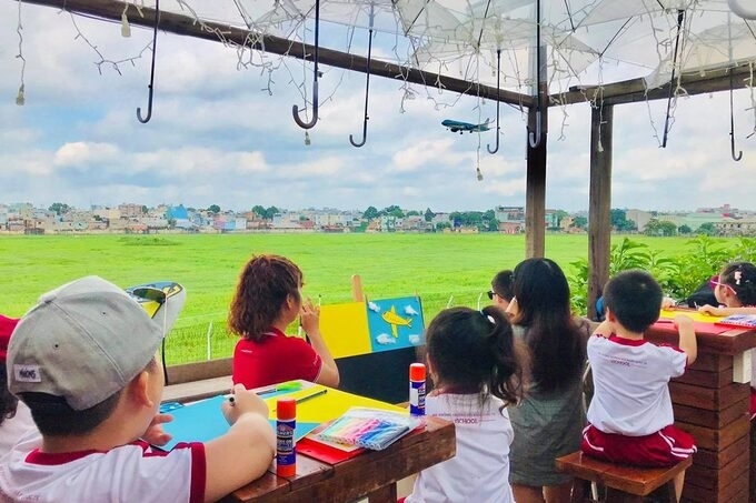 Cafe shops offer guest perfect view to spot airplanes on and off Tan Son Nhat airport Cafe shops offer guest perfect view to spot airplanes on and off Tan Son Nhat airport