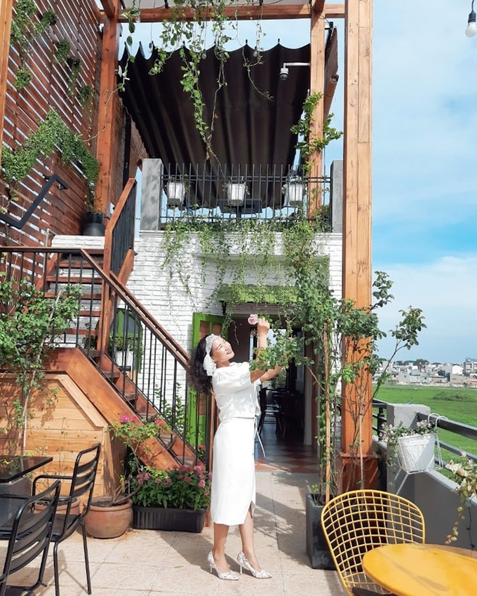 Cafe shops offer guest perfect view to spot airplanes on and off Tan Son Nhat airport Cafe shops offer guest perfect view to spot airplanes on and off Tan Son Nhat airport